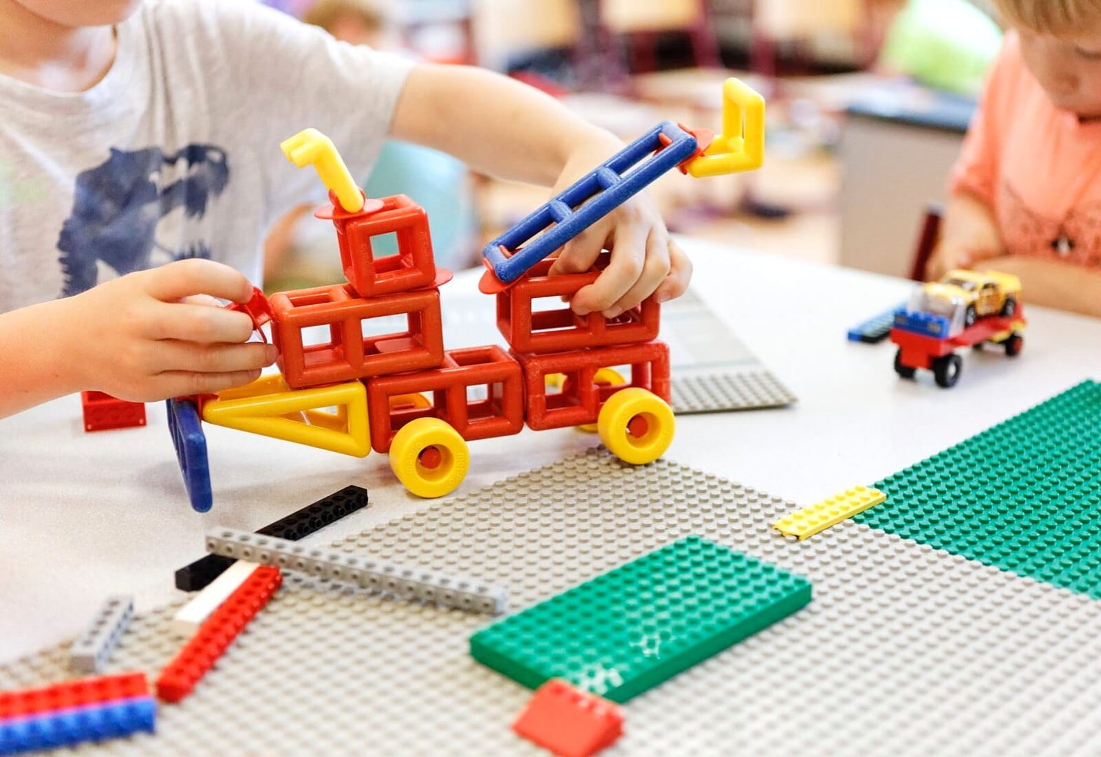 Kinderen bouwen en spelen bij KC De Klimtoren